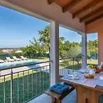 Breg Ivanovci - Three Bedroom With Swimming Pool ヴィラ