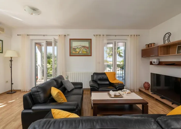 Breg Ivanovci - Three Bedroom With Swimming Pool