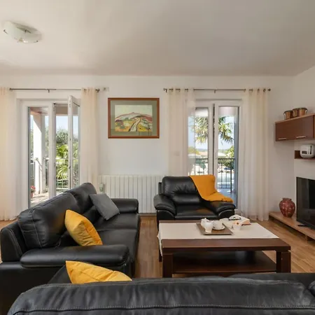 Breg Ivanovci - Three Bedroom With Swimming Pool