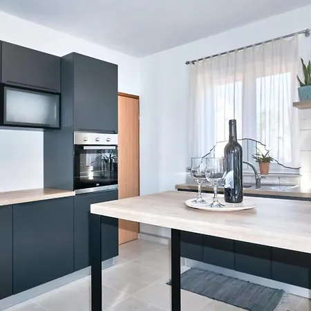 Villa Breg Ivanovci - Three Bedroom With Swimming Pool Labin